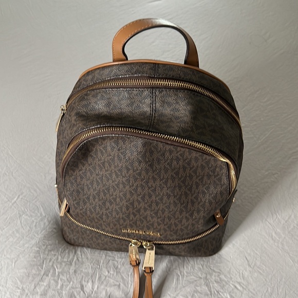 Michael kors backpack - Picture 3 of 4